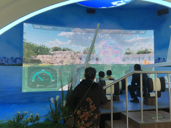 虚拟游船互动设备:游客操作方向盘体验湖面行船,模拟真实游船场景 虚拟游船互动设备:游客操作方向盘体验湖面行船,模拟真实游船场景