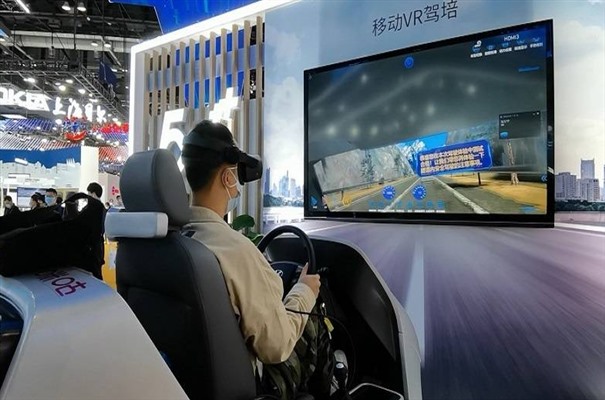 交通展厅利用VR虚拟驾驶进行安全教育