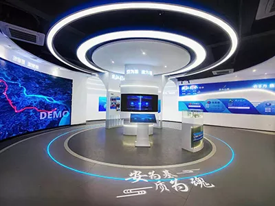 百变互动科技馆案例_瓯江科技展馆互动滑轨双屏互动中控系统现场展图