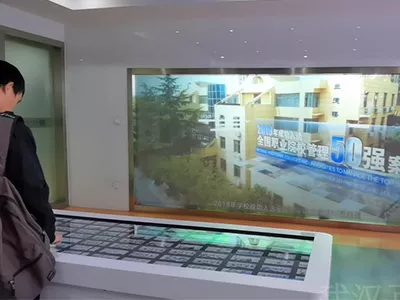 百变互动主题展厅案例_武汉供销商业学院多屏互动地面投影滑轨屏案例现场图