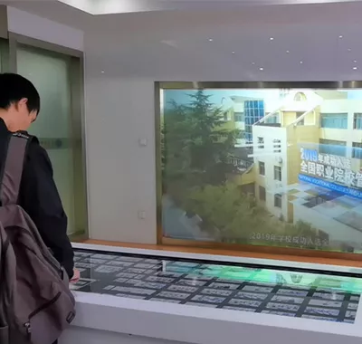 武汉供销商业学校-多屏互动+地面投影+滑轨屏