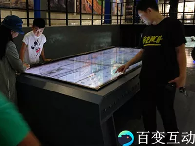 百变互动博物馆案例_河北唐山工业博物馆桌面投影互动现场图